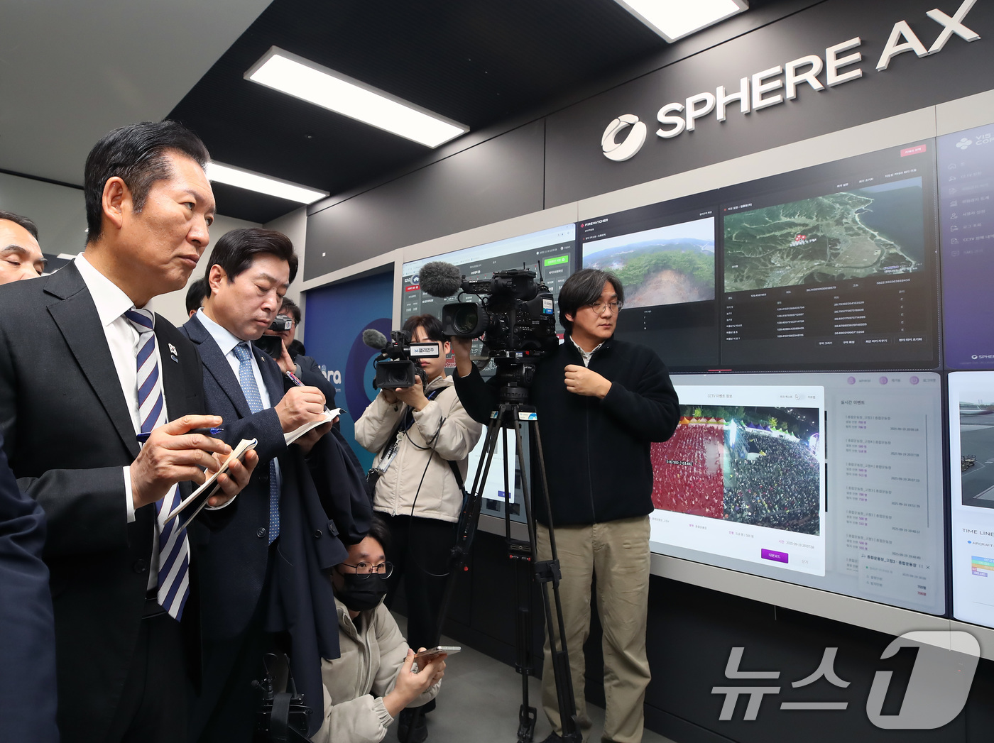(대구=뉴스1) 공정식 기자 = 정청래 더불어민주당 대표가 19일 대구 수성구 수성알파시티를 찾아 입주기업인 스피어AX 융복합관제센터에서 인공지능 기반 지능형 CCTV에 대한 설명 …