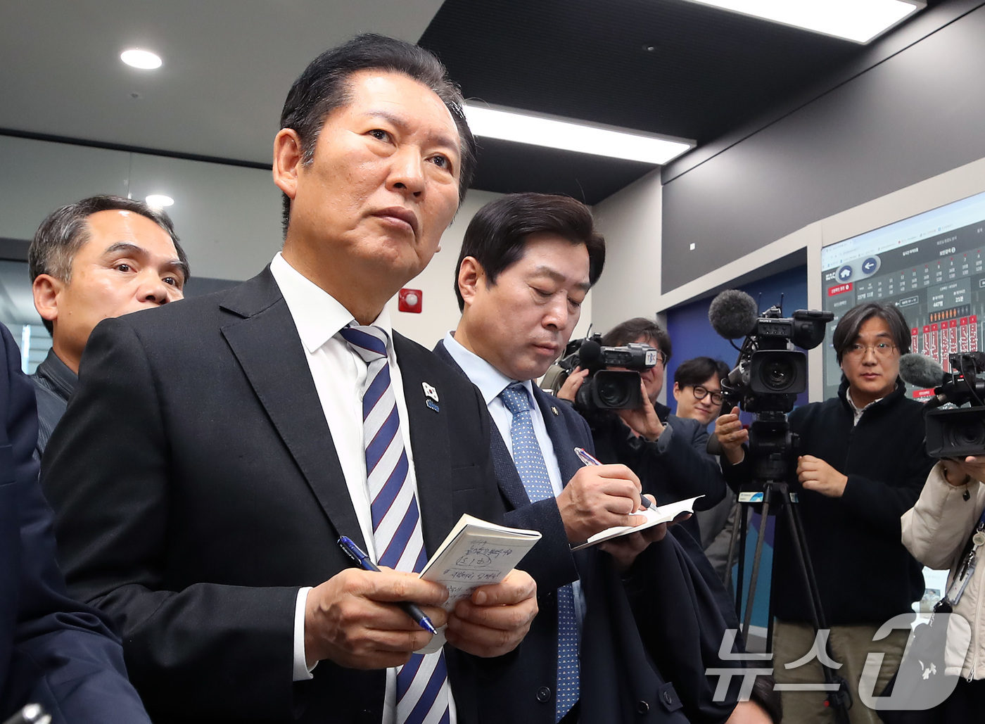 (대구=뉴스1) 공정식 기자 = 정청래 더불어민주당 대표가 19일 대구 수성구 수성알파시티를 찾아 입주기업인 스피어AX 융복합관제센터에서 인공지능 기반 지능형 CCTV에 대한 설명 …