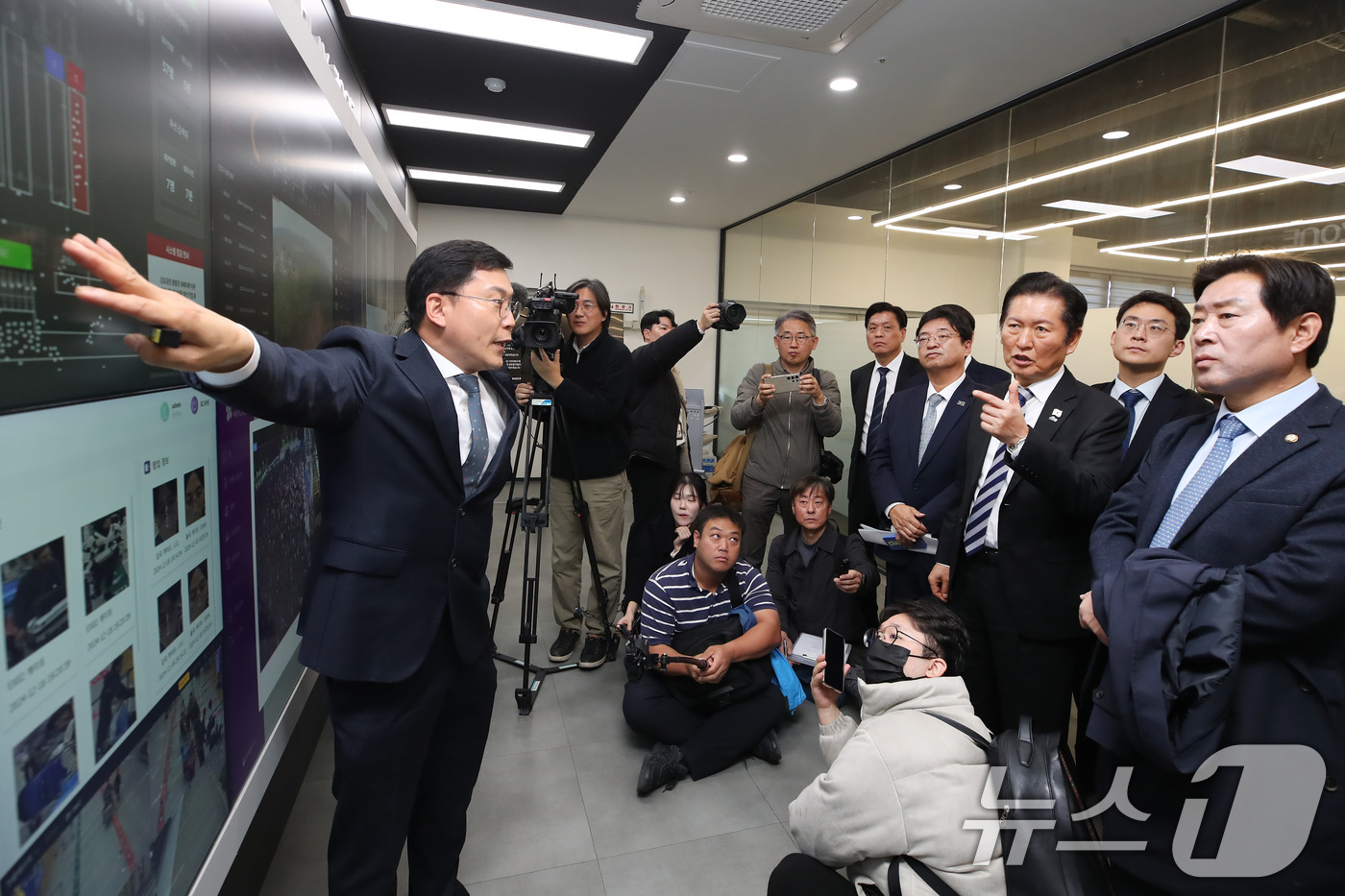 (대구=뉴스1) 공정식 기자 = 정청래 더불어민주당 대표가 19일 대구 수성구 수성알파시티를 찾아 입주기업인 스피어AX 융복합관제센터에서 박윤하 대표로부터 인공지능 기반 지능형 C …