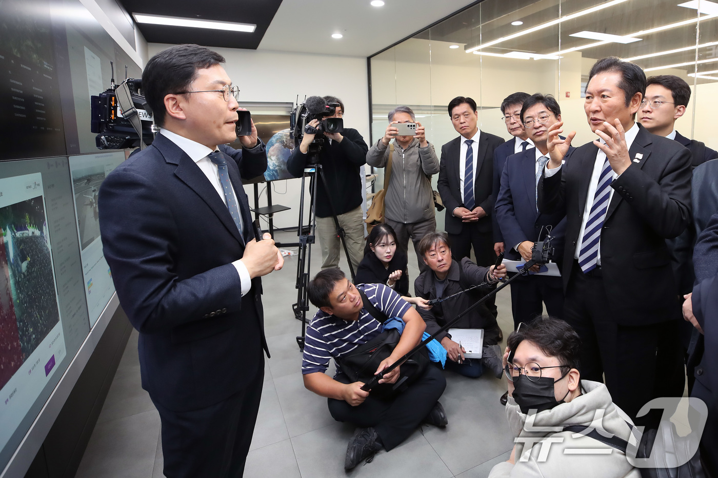 (대구=뉴스1) 공정식 기자 = 정청래 더불어민주당 대표가 19일 대구 수성구 수성알파시티를 찾아 입주기업인 스피어AX 융복합관제센터에서 박윤하 대표로부터 인공지능 기반 지능형 C …