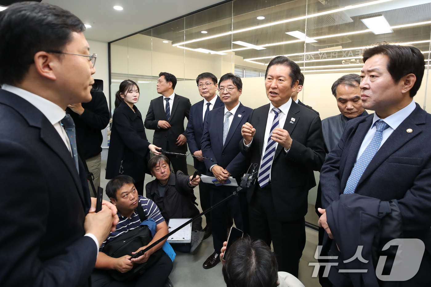 (대구=뉴스1) 공정식 기자 = 정청래 더불어민주당 대표가 19일 대구 수성구 수성알파시티를 찾아 입주기업인 스피어AX 융복합관제센터에서 박윤하 대표로부터 인공지능 기반 지능형 C …