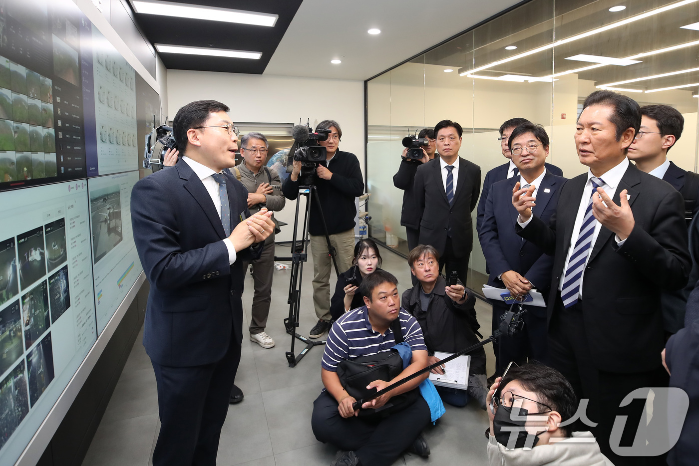 (대구=뉴스1) 공정식 기자 = 정청래 더불어민주당 대표가 19일 대구 수성구 수성알파시티를 찾아 입주기업인 스피어AX 융복합관제센터에서 박윤하 대표로부터 인공지능 기반 지능형 C …