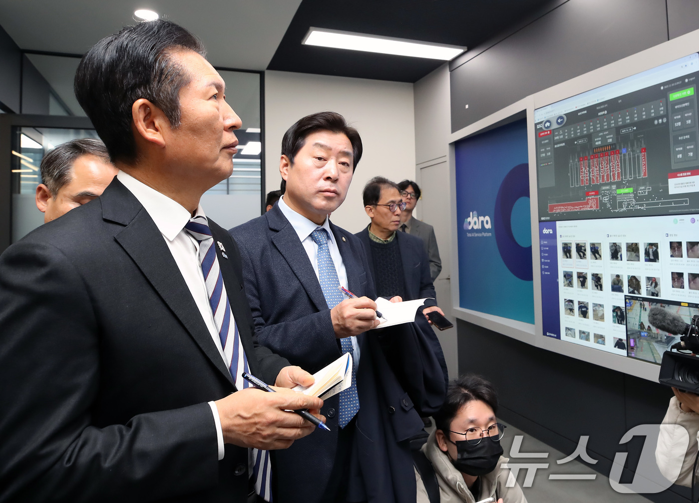 (대구=뉴스1) 공정식 기자 = 정청래 더불어민주당 대표가 19일 대구 수성구 수성알파시티를 찾아 입주기업인 스피어AX 융복합관제센터에서 인공지능 기반 지능형 CCTV에 대한 설명 …