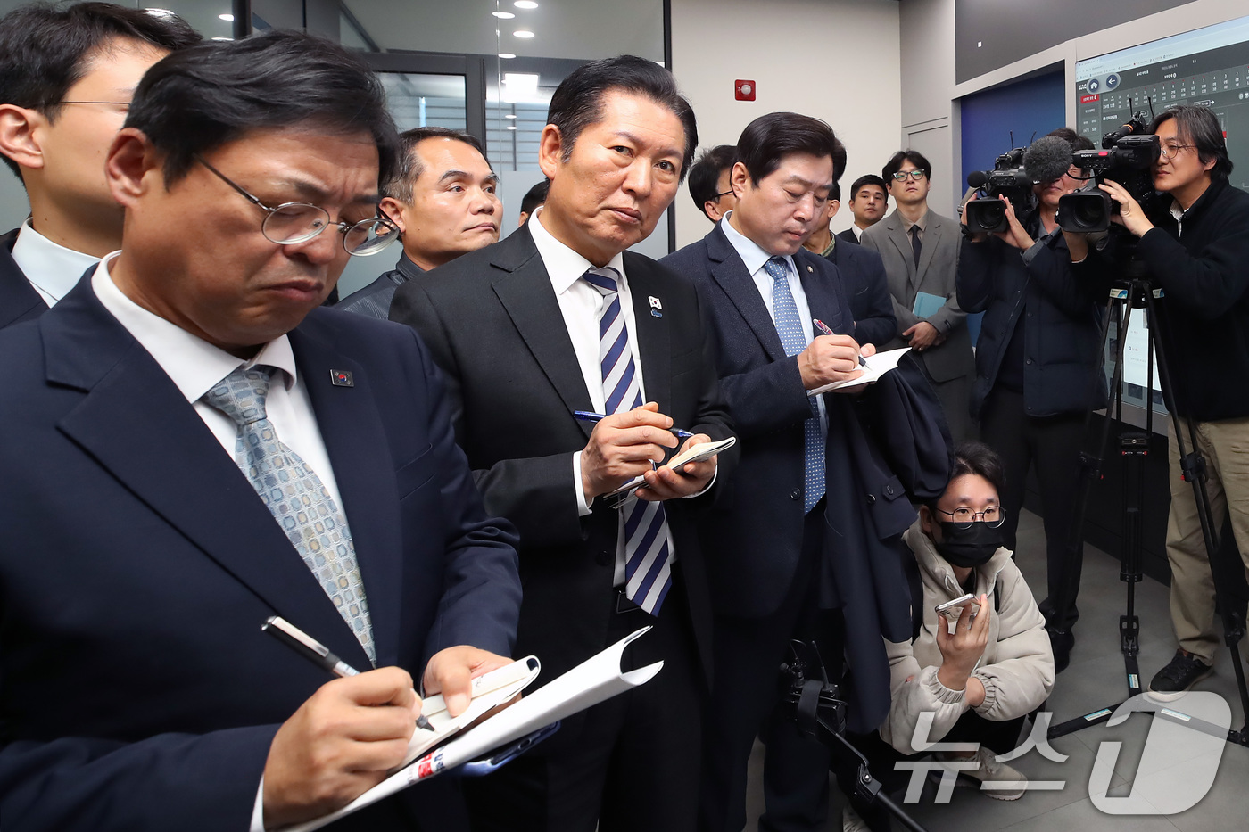 (대구=뉴스1) 공정식 기자 = 정청래 더불어민주당 대표가 19일 대구 수성구 수성알파시티를 찾아 입주기업인 스피어AX 융복합관제센터에서 인공지능 기반 지능형 CCTV에 대한 설명 …