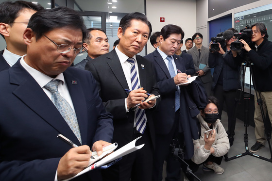 AI 기반 '지능형 CCTV' 설명 듣는 정청래 대표