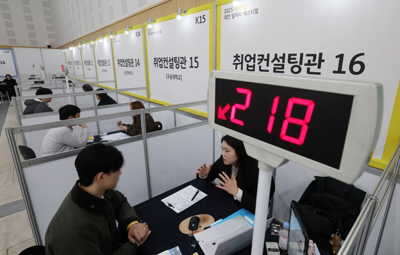 취업컨설팅 받는 구직자