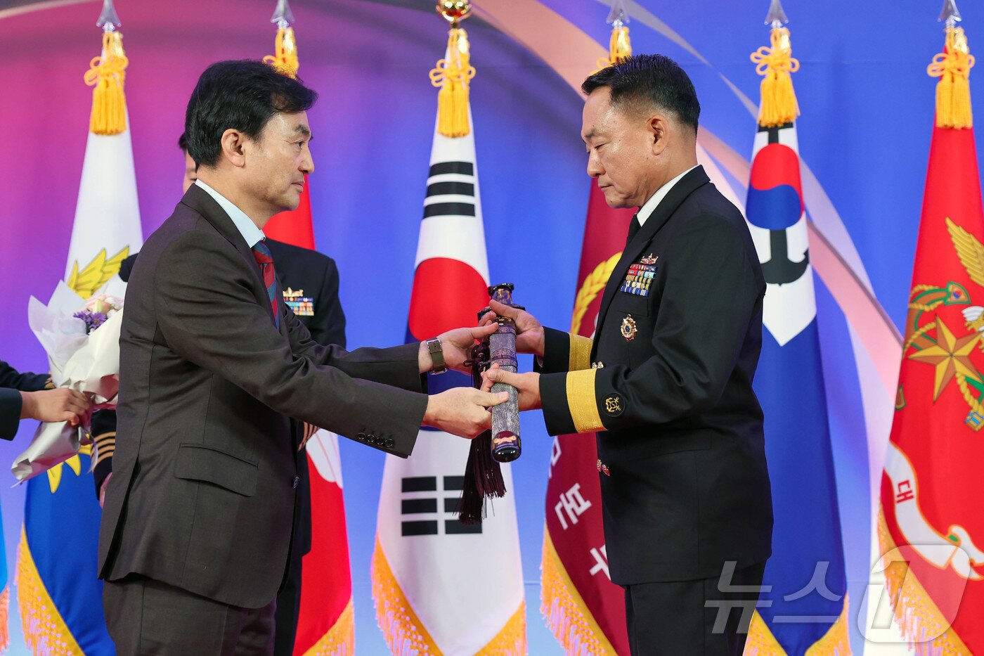 본문 이미지 - 안규백 국방부 장관이 지난 11월 19일 서울 용산 국방컨벤션에서 열린 준장 진급·진급예정자 삼정검 수여식에 참석해, 수여자에게 삼정검을 전달하고 있다. &#40;국방부 제공. 재판매 및 DB 금지&#41; 2025.11.19/뉴스1