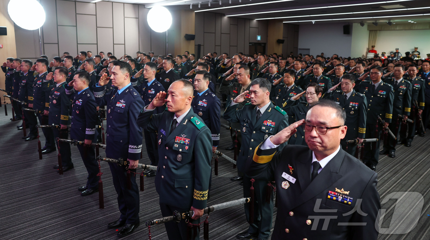 (서울=뉴스1) = 19일 서울 용산 국방컨벤션에서 열린 준장 진급·진급예정자 삼정검 수여식에서 준장 진급자와 진급예정자들이 경례를 하고 있다. (국방부 제공. 재판매 및 DB 금 …