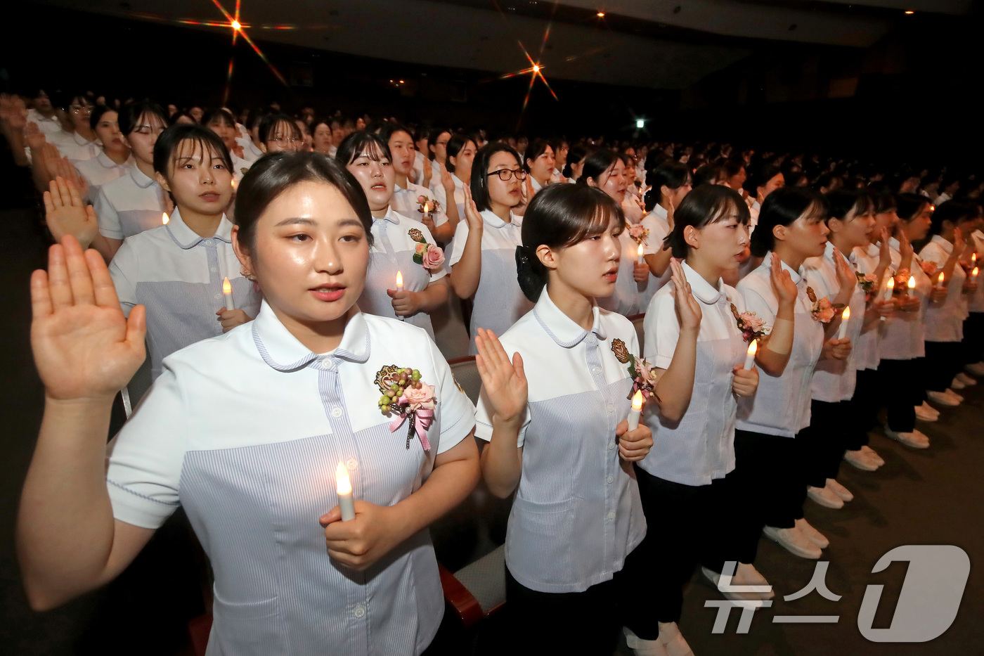 (대구=뉴스1) 공정식 기자 = 19일 오전 대구 북구 태전동 대구보건대 인당아트홀에서 열린 '제27회 나이팅게일 선서식'에서 임상실습을 앞둔 간호학과 2학년 학생 307명이 LE …