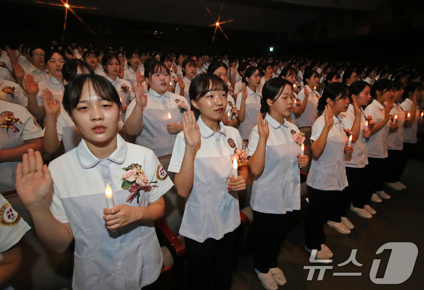 (대구=뉴스1) 공정식 기자 = 19일 오전 대구 북구 태전동 대구보건대 인당아트홀에서 열린 '제27회 나이팅게일 선서식'에서 임상실습을 앞둔 간호학과 2학년 학생 307명이 LE …