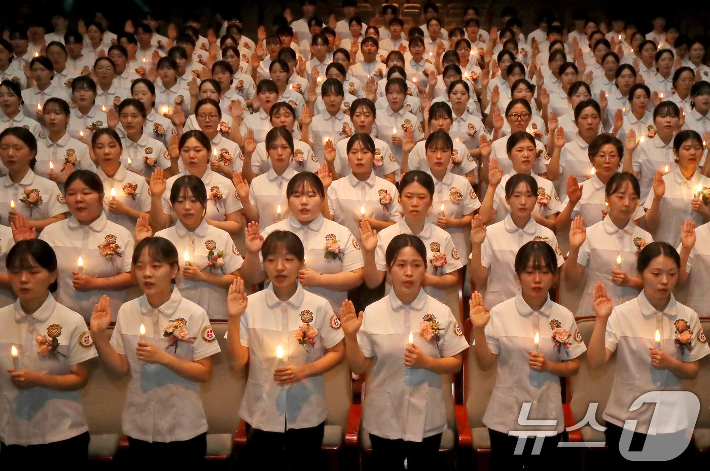 (대구=뉴스1) 공정식 기자 = 19일 오전 대구 북구 태전동 대구보건대 인당아트홀에서 열린 '제27회 나이팅게일 선서식'에서 임상실습을 앞둔 간호학과 2학년 학생 307명이 LE …