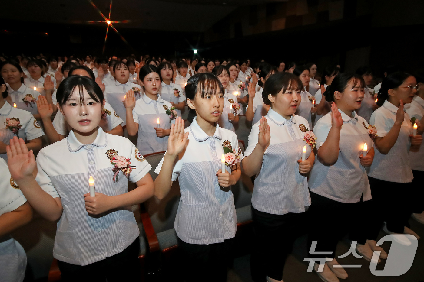 (대구=뉴스1) 공정식 기자 = 19일 오전 대구 북구 태전동 대구보건대 인당아트홀에서 열린 '제27회 나이팅게일 선서식'에서 임상실습을 앞둔 간호학과 2학년 학생 307명이 LE …
