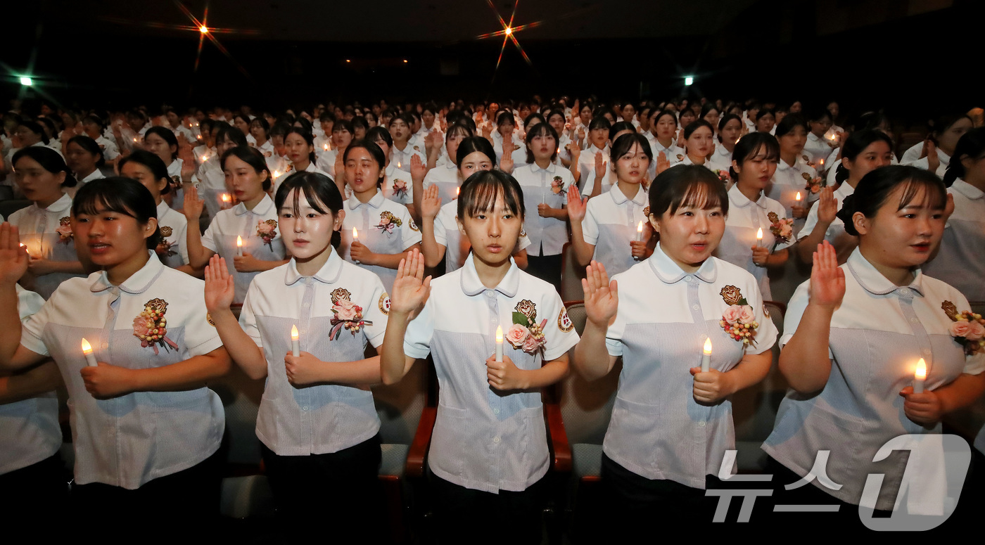 (대구=뉴스1) 공정식 기자 = 19일 오전 대구 북구 태전동 대구보건대 인당아트홀에서 열린 '제27회 나이팅게일 선서식'에서 임상실습을 앞둔 간호학과 2학년 학생 307명이 LE …