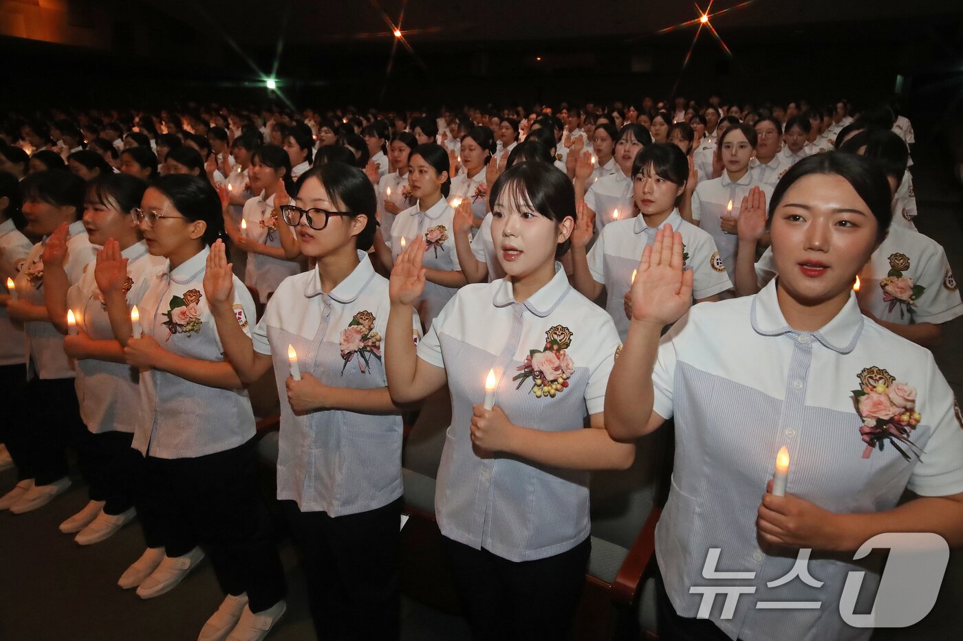 본문 이미지 - 19일 오전 대구 북구 태전동 대구보건대 인당아트홀에서 열린 &#39;제27회 나이팅게일 선서식&#39;에서 임상실습을 앞둔 간호학과 2학년 학생 307명이 나이팅게일의 숭고한 희생정신을 본받아 참된 간호인이 되기 위해 노력할 것을 다짐하고 있다. 2025.11.19/뉴스1 ⓒ News1 공정식 기자