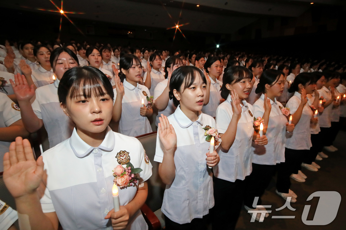 (대구=뉴스1) 공정식 기자 = 19일 오전 대구 북구 태전동 대구보건대 인당아트홀에서 열린 '제27회 나이팅게일 선서식'에서 임상실습을 앞둔 간호학과 2학년 학생 307명이 LE …