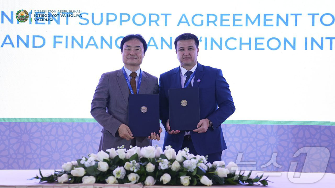(서울=뉴스1) = 18일(현지시간) 우즈베키스탄 타슈켄트에서 진행된 ‘우르겐치공항 사업 정부지원협약 체결식’에서 인천국제공항공사 이상용 신사업본부장과 일흠존 움르자코프 우즈베키스 …
