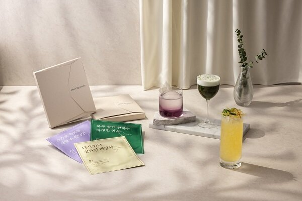 본문 이미지 - 더멀매트릭스 에세이팩 3부작에서 영감을 받은 시그니처 칵테일 3종을 선보인다.