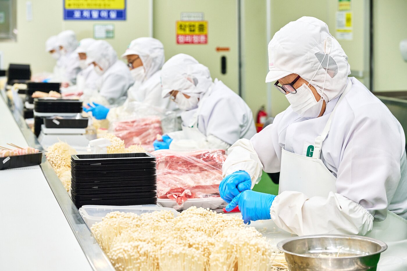 본문 이미지 - 수작업으로 꼬치를 만들고 있는 서산공장 직원들 &#40;투다리 제공&#41;