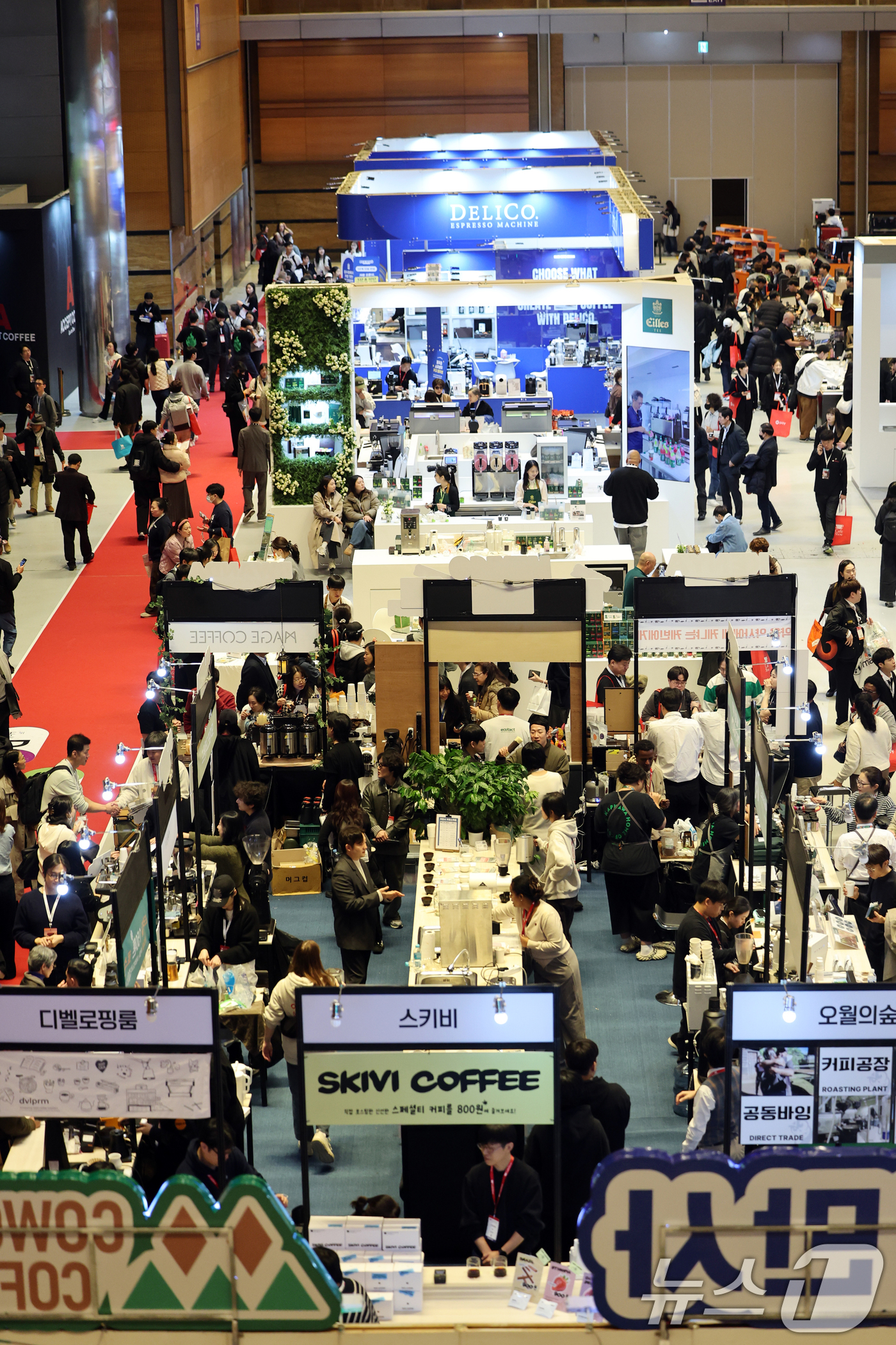 (서울=뉴스1) 황기선 기자 = 19일 서울 강남구 코엑스에서 열린 '2025 서울카페쇼'에서 관람객들이 전시 부스를 둘러보고 있다. 2025.11.19/뉴스1