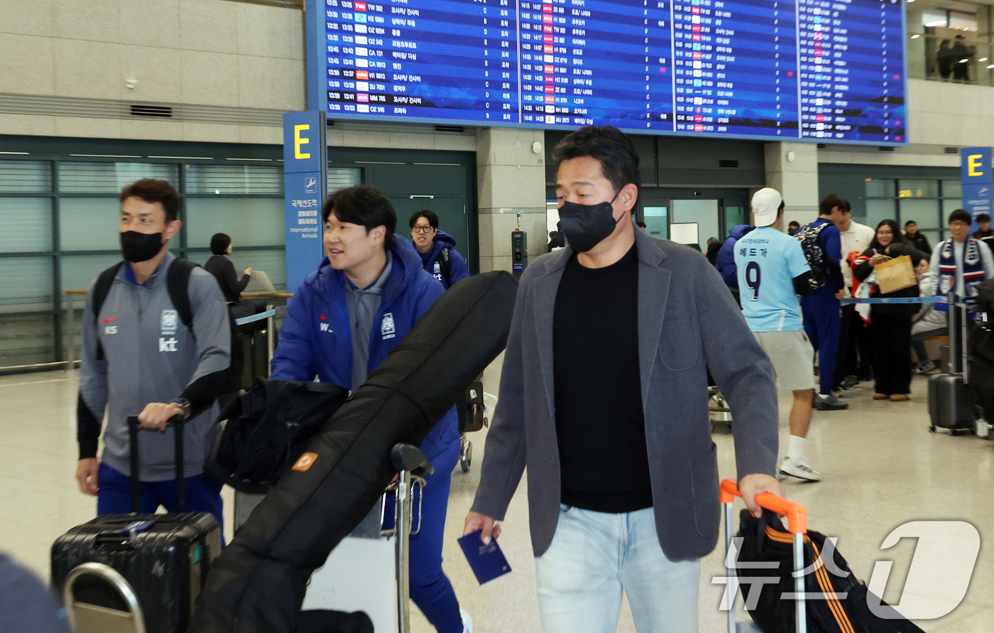 (인천=뉴스1) 김명섭 기자 = 22세 이하(U22) 축구대표팀이 19일 오후 인천공항으로 귀국하고 있다.이민성 감독이 이끄는 22세 이하(U22) 축구대표팀이 중국에서 펼쳐진 판 …