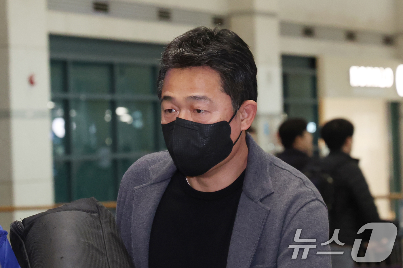 (인천=뉴스1) 김명섭 기자 = 이민성 22세 이하(U22) 축구대표팀 감독이 19일 오후 인천공항으로 귀국하고 있다.이민성 감독이 이끄는 22세 이하(U22) 축구대표팀이 중국에 …