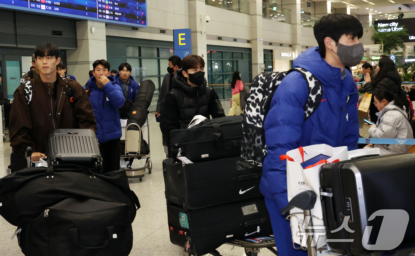 (인천=뉴스1) 김명섭 기자 = 22세 이하(U22) 축구대표팀이 19일 오후 인천공항으로 귀국하고 있다.이민성 감독이 이끄는 22세 이하(U22) 축구대표팀이 중국에서 펼쳐진 판 …