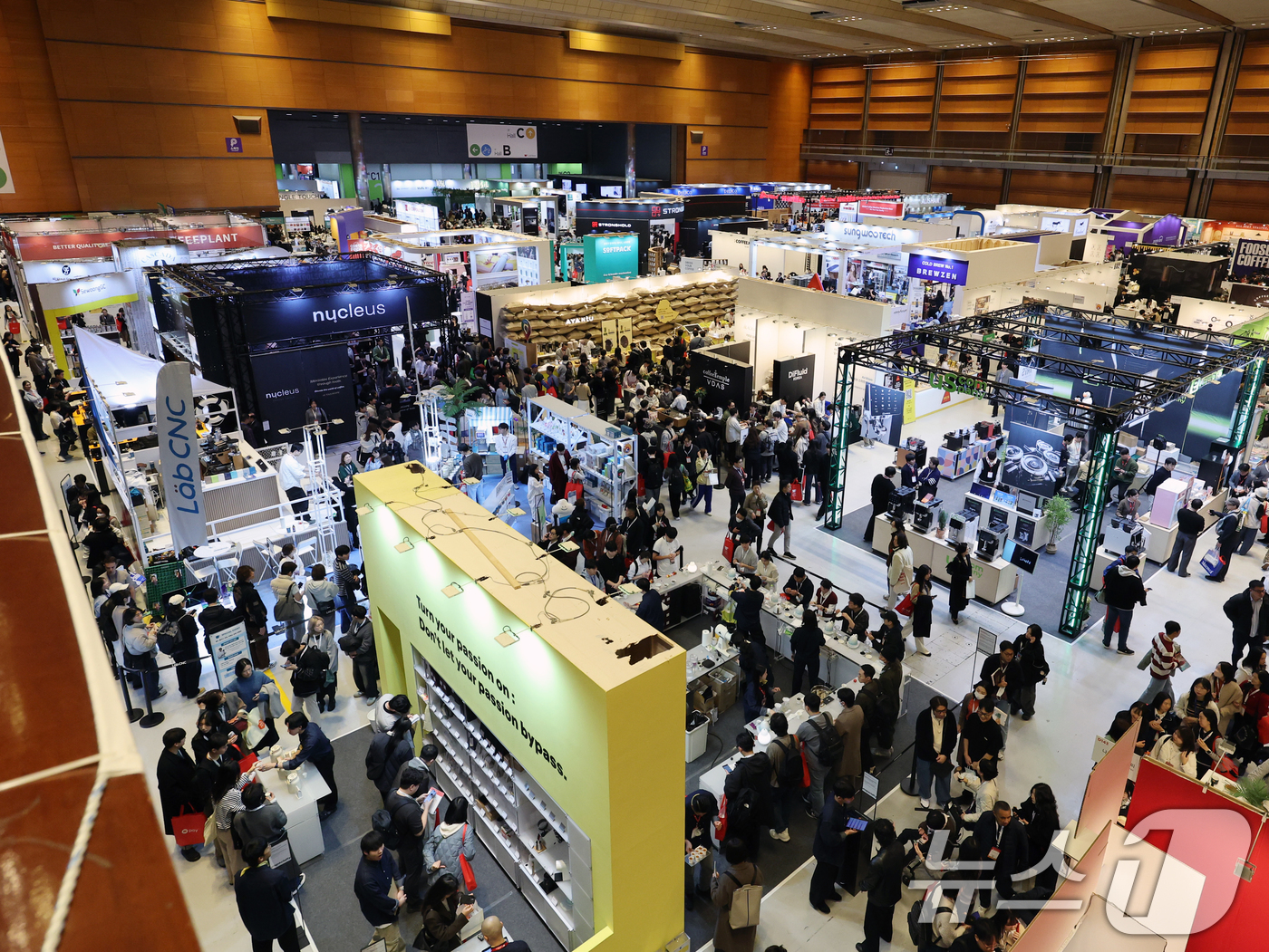 (서울=뉴스1) 황기선 기자 = 19일 서울 강남구 코엑스에서 열린 '2025 서울카페쇼'에서 관람객들이 전시 부스를 둘러보고 있다. 2025.11.19/뉴스1