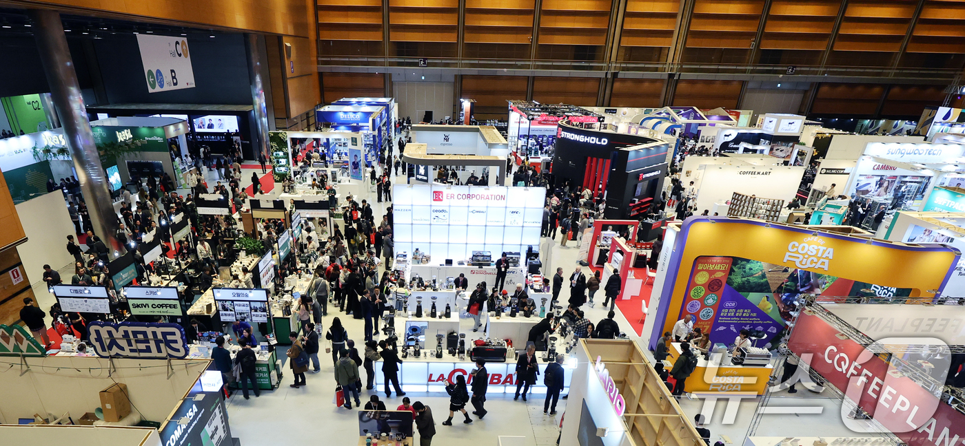 (서울=뉴스1) 황기선 기자 = 19일 서울 강남구 코엑스에서 열린 '2025 서울카페쇼'에서 관람객들이 전시 부스를 둘러보고 있다. 2025.11.19/뉴스1