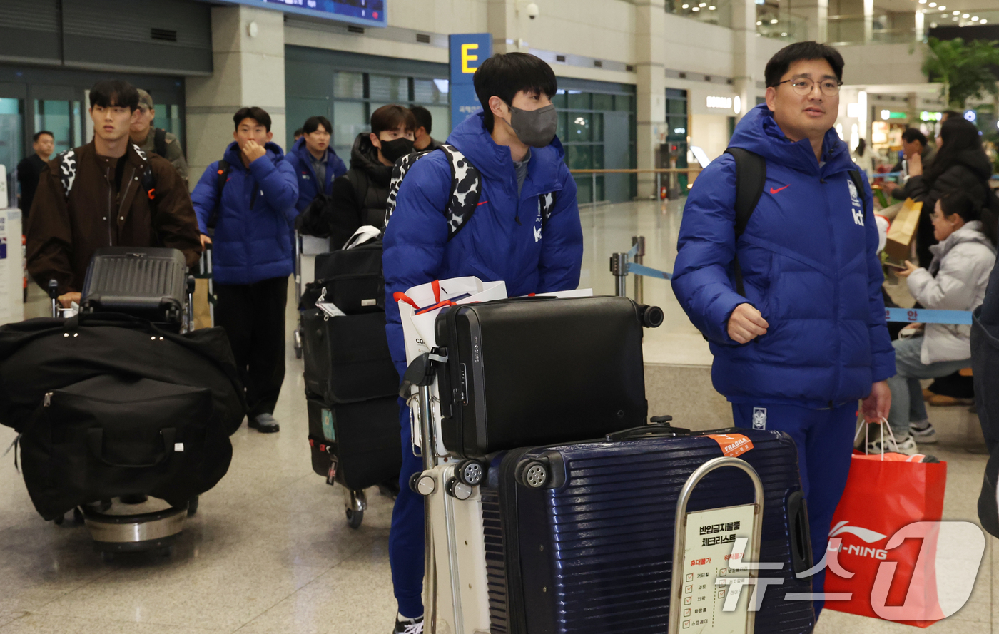 (인천=뉴스1) 김명섭 기자 = 22세 이하(U22) 축구대표팀이 19일 오후 인천공항으로 귀국하고 있다.이민성 감독이 이끄는 22세 이하(U22) 축구대표팀이 중국에서 펼쳐진 판 …