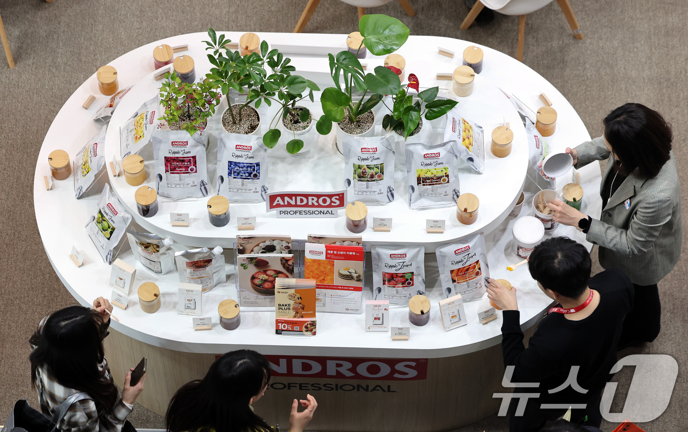 (서울=뉴스1) 황기선 기자 = 19일 서울 강남구 코엑스에서 열린 '2025 서울카페쇼'에서 관람객들이 전시 부스를 둘러보고 있다. 2025.11.19/뉴스1