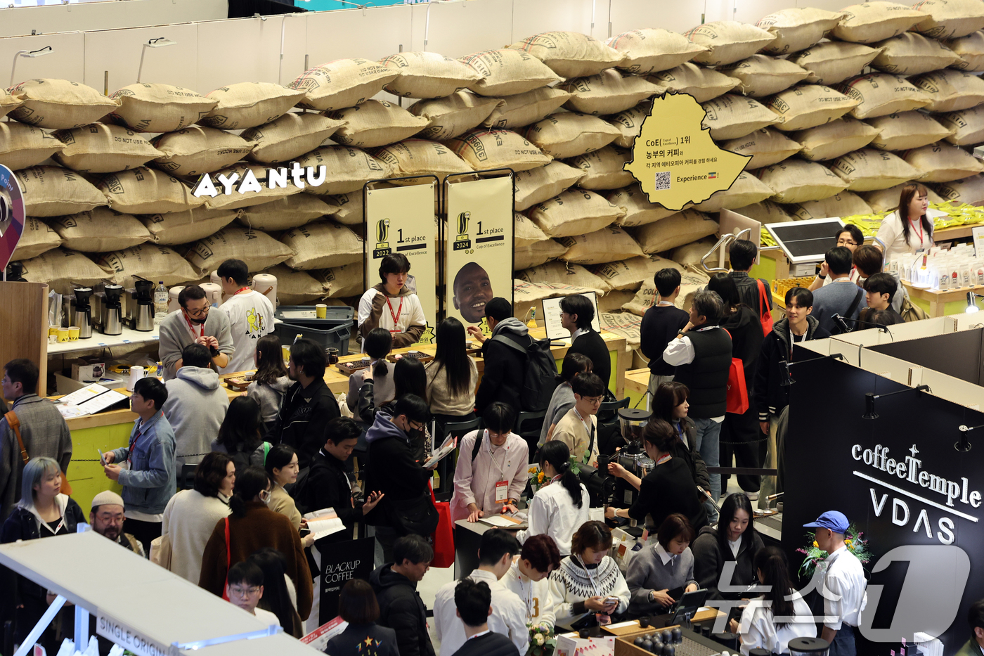 (서울=뉴스1) 황기선 기자 = 19일 서울 강남구 코엑스에서 열린 '2025 서울카페쇼'에서 관람객들이 전시 부스를 둘러보고 있다. 2025.11.19/뉴스1