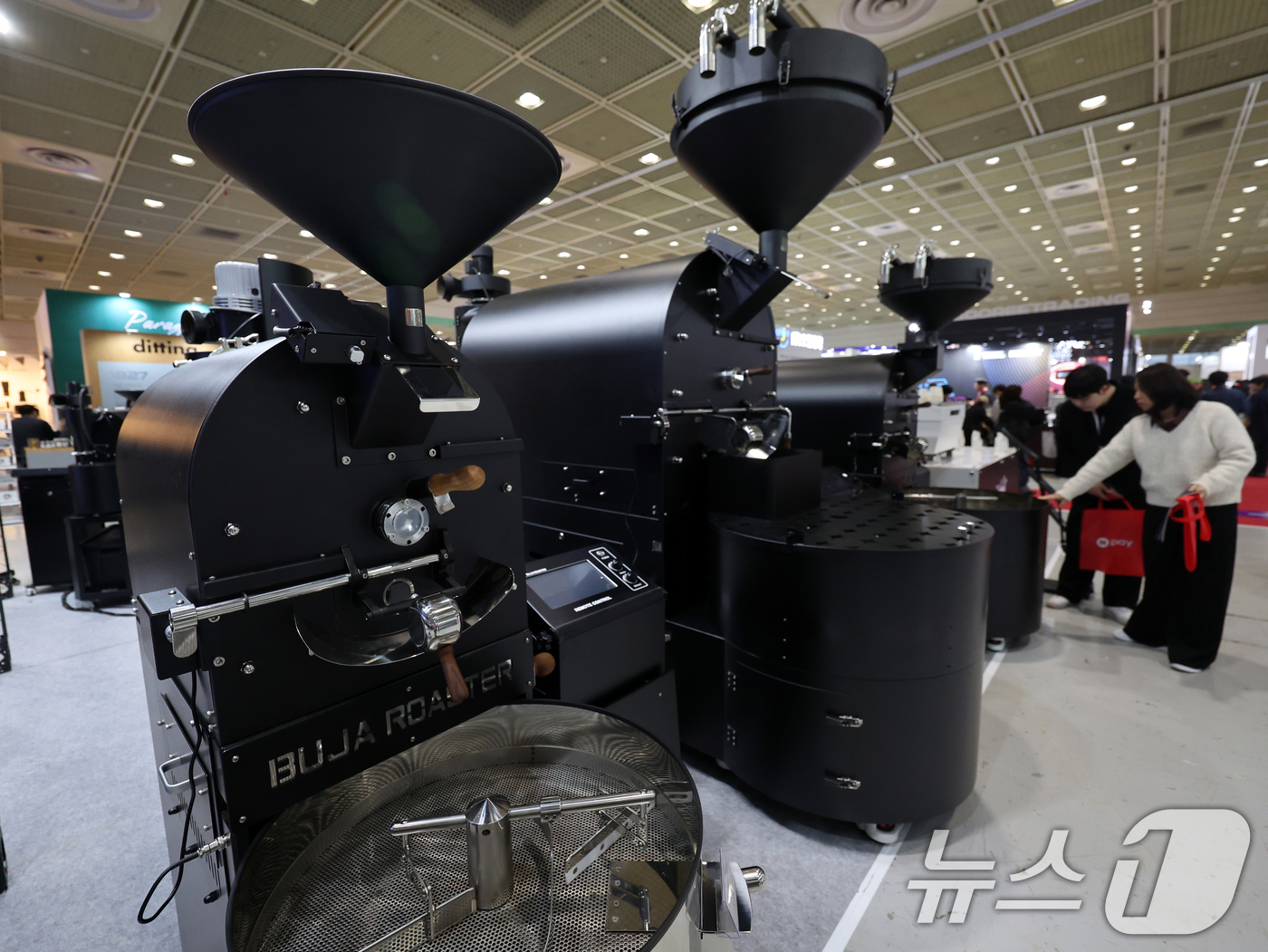 (서울=뉴스1) 황기선 기자 = 19일 서울 강남구 코엑스에서 열린 '2025 서울카페쇼'에서 관람객들이 전시 부스를 둘러보고 있다. 2025.11.19/뉴스1