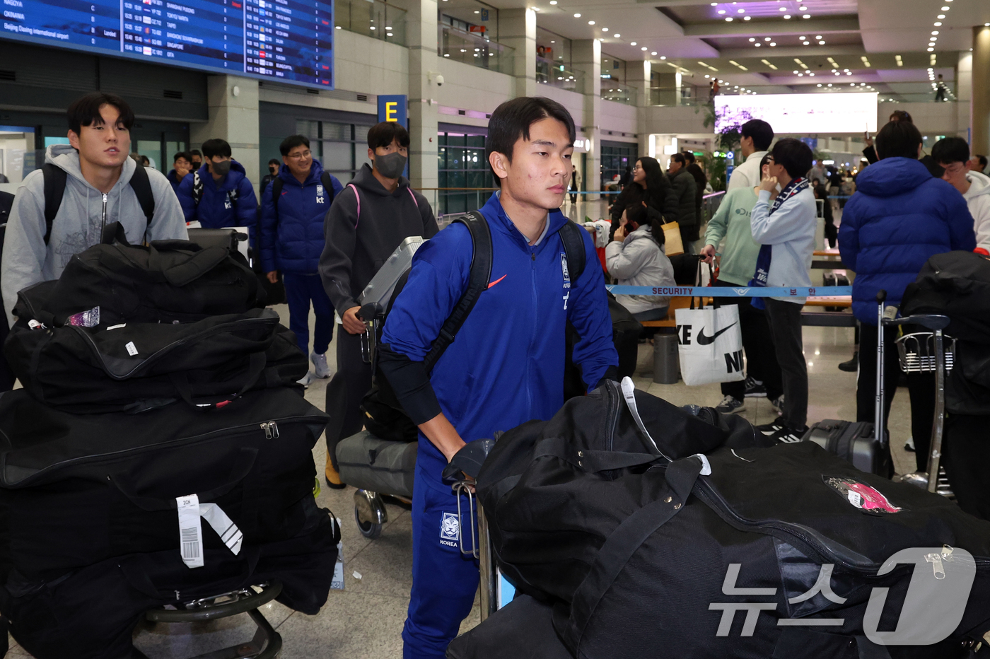 (인천=뉴스1) 김명섭 기자 = 22세 이하(U22) 축구대표팀이 19일 오후 인천공항으로 귀국하고 있다.이민성 감독이 이끄는 22세 이하(U22) 축구대표팀이 중국에서 펼쳐진 판 …