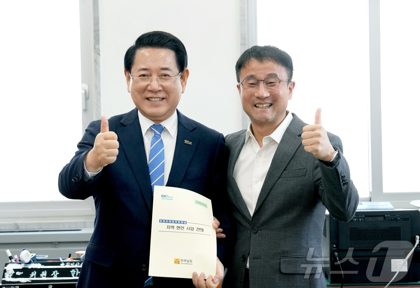 (무안=뉴스1) 전원 기자 = 김영록 전라남도지사가 19일 서울 국회에서 한병도 국회 예산결산특별위원장과 면담을 갖고 2026년도 전남도 국고 핵심 사업 해결을 위한 건의 및 협조 …