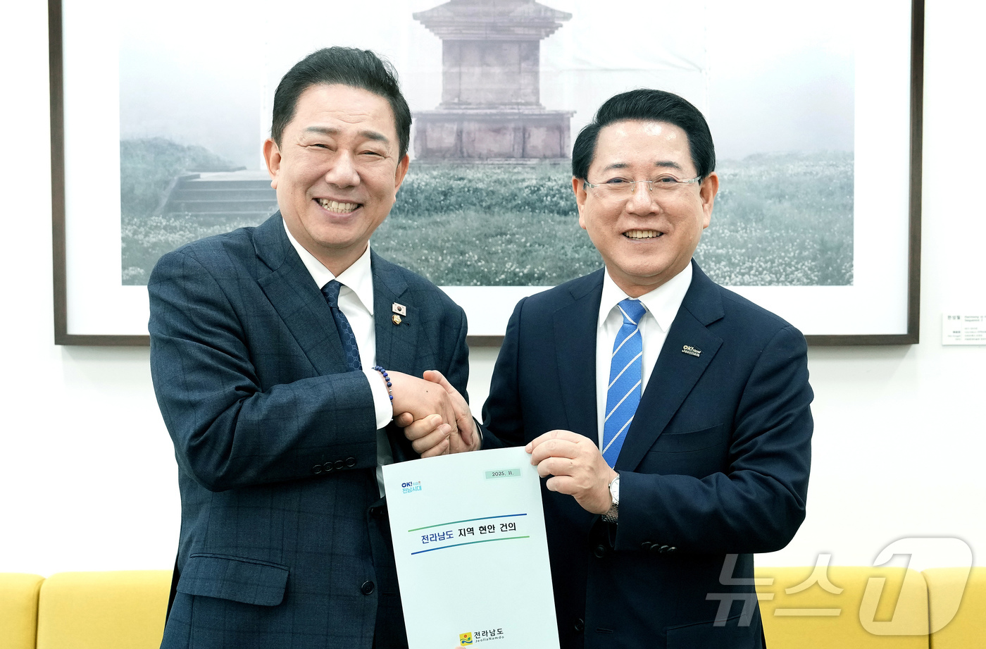 (무안=뉴스1) 전원 기자 = 김영록 전라남도지사(오른쪽)가 19일 서울 국회에서 김병기 더불어민주당 원내대표와 면담을 갖고 2026년도 국고 핵심사업 해결을 위한 건의 및 협조를 …