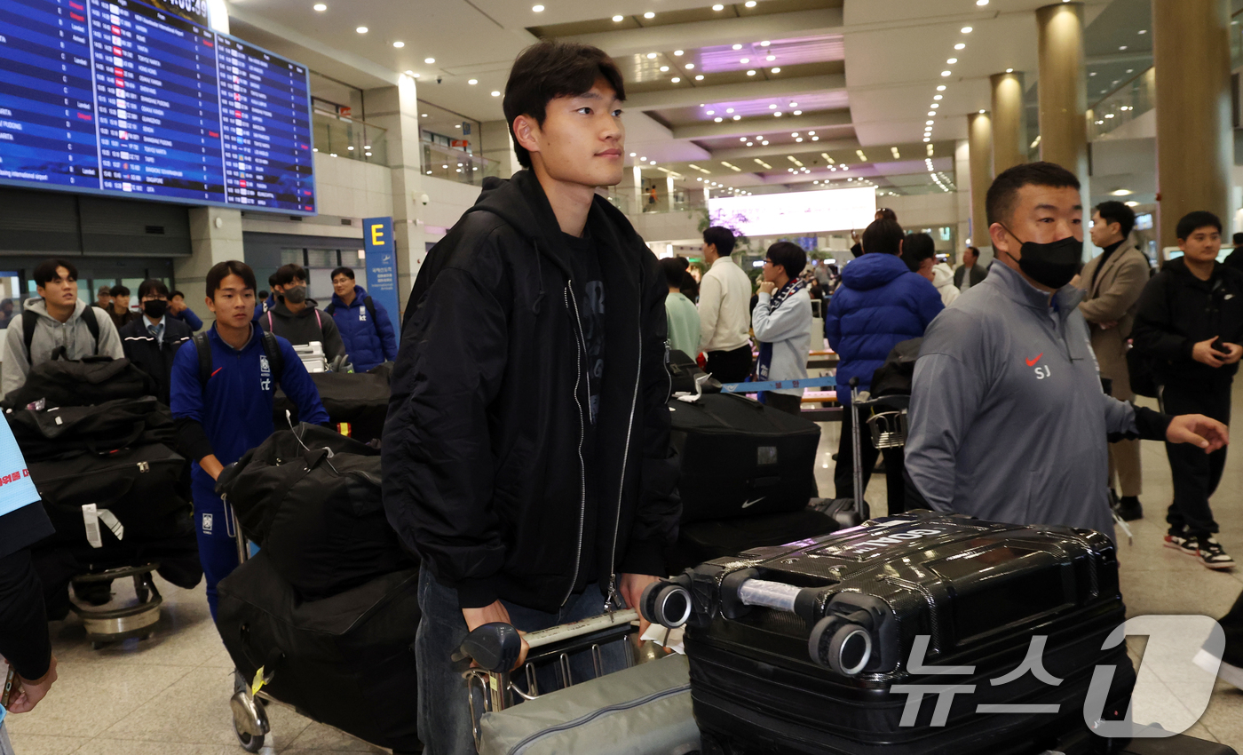 (인천=뉴스1) 김명섭 기자 = 22세 이하(U22) 축구대표팀이 19일 오후 인천공항으로 귀국하고 있다.이민성 감독이 이끄는 22세 이하(U22) 축구대표팀이 중국에서 펼쳐진 판 …