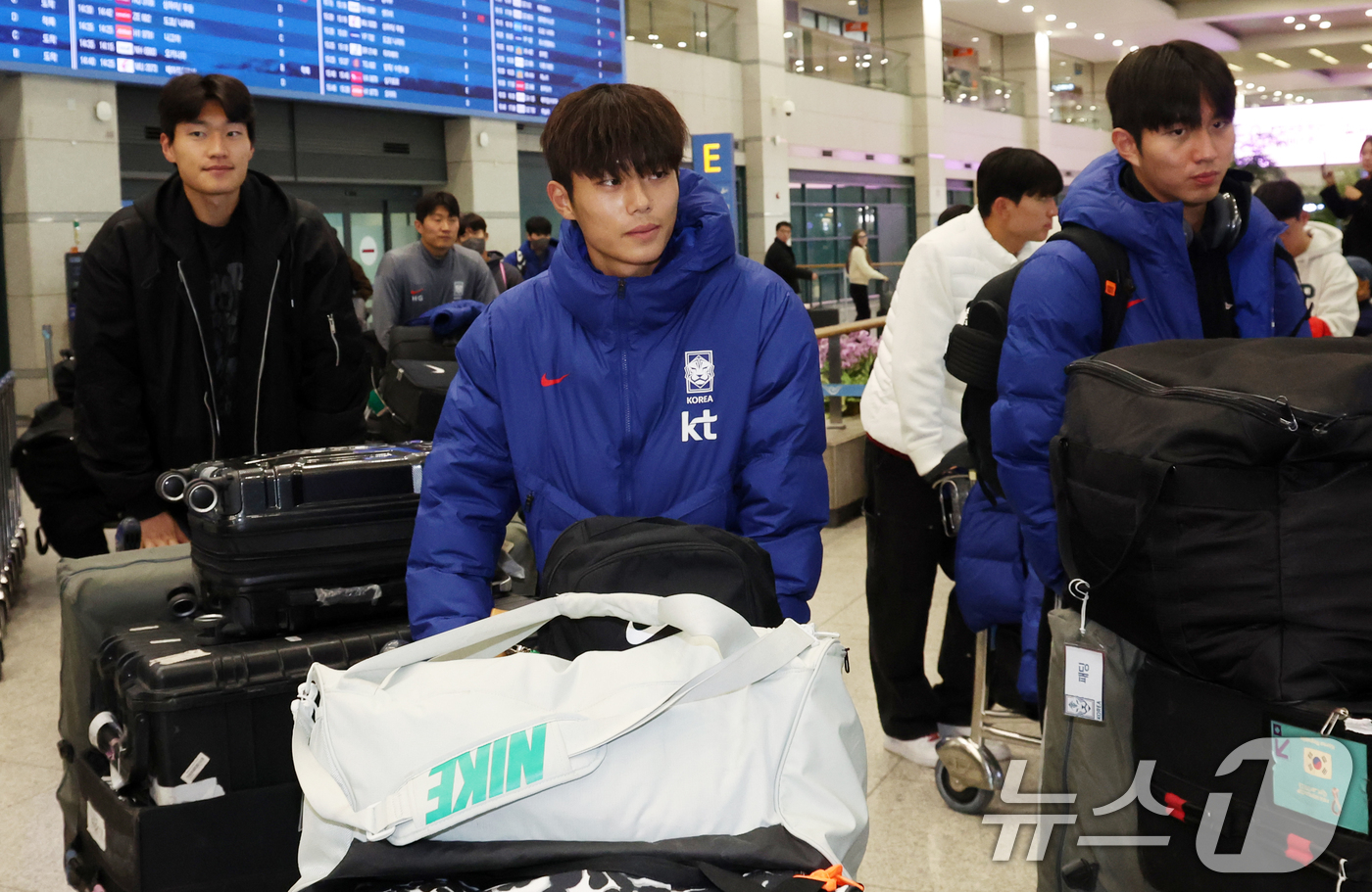 (인천=뉴스1) 김명섭 기자 = 이민성 22세 이하(U22) 축구대표팀 선수들이 19일 오후 인천공항으로 귀국하고 있다.이민성 감독이 이끄는 22세 이하(U22) 축구대표팀이 중국 …