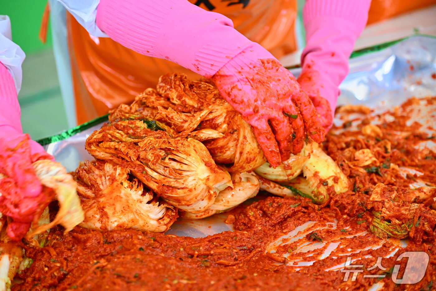 본문 이미지 - 19일 속초종합경기장 주차장에서 열린 &#39;2025 속초시 김장대축제&#39; 현장.&#40;속초시 제공, 재판매 및 DB 금지&#41; 2025.11.19/뉴스1