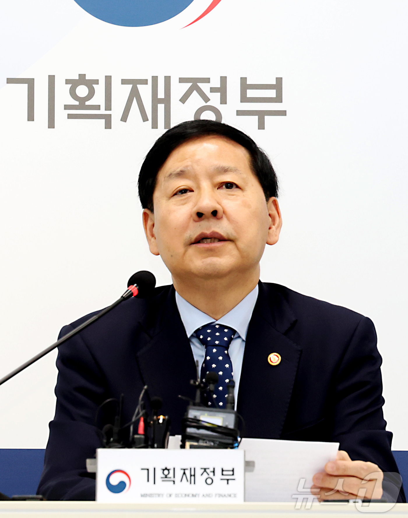 (세종=뉴스1) 김기남 기자 = 구윤철 경제부총리 겸 기획재정부 장이 19일 세종시 정부세종청사에서 열린 출입기자단 감담회에서 발언하고 있다. 2025.11.19/뉴스1