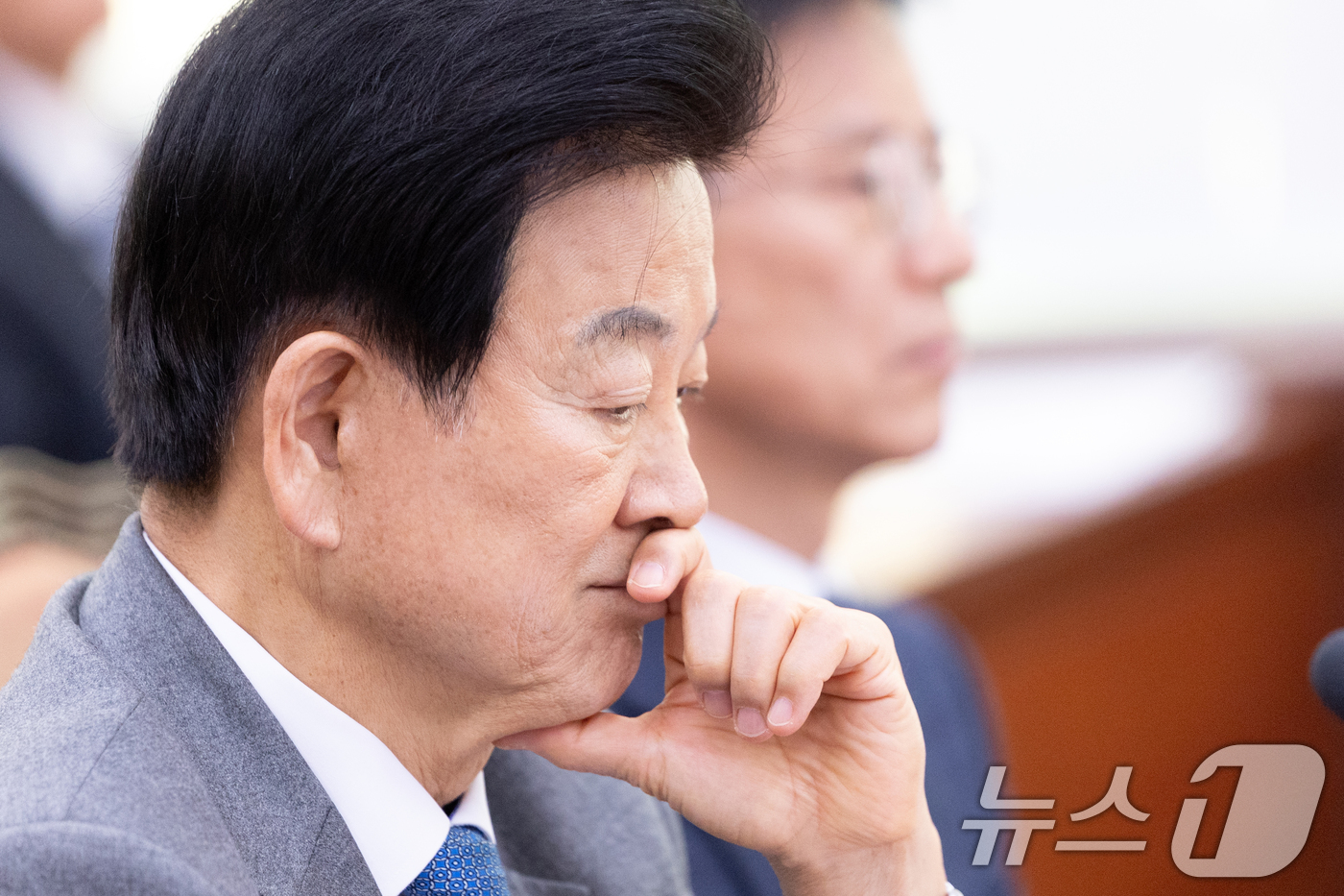 (서울=뉴스1) 이승배 기자 = 정동영 통일부 장관이 19일 서울 여의도 국회에서 열린 제429회국회(정기회) 외교통일위원회 제6차 전체회의에서 생각에 잠겨있다. 2025.11.1 …