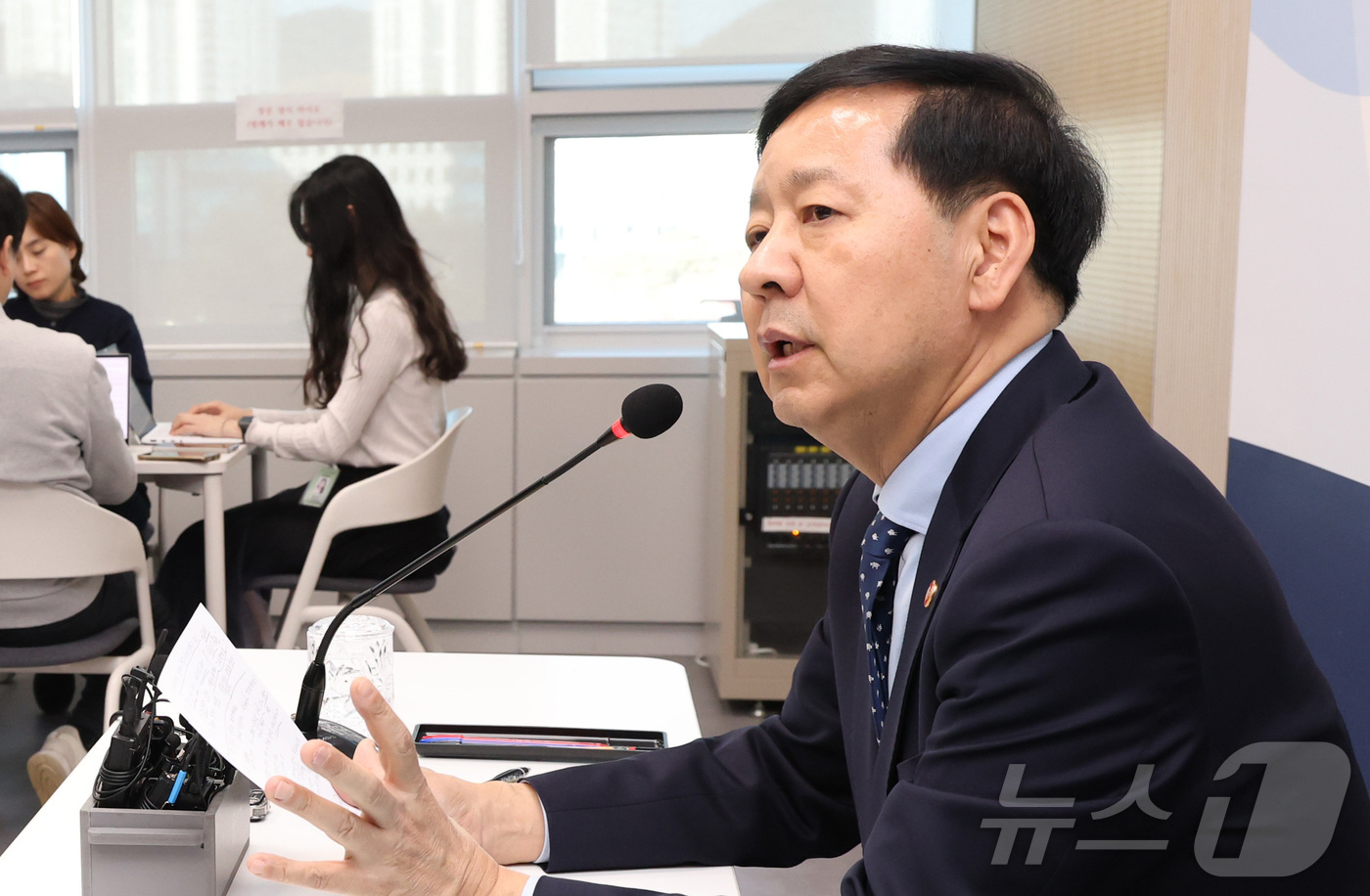 (세종=뉴스1) 김기남 기자 = 구윤철 경제부총리 겸 기획재정부 장이 19일 세종시 정부세종청사에서 열린 출입기자단 감담회에서 발언하고 있다. 2025.11.19/뉴스1