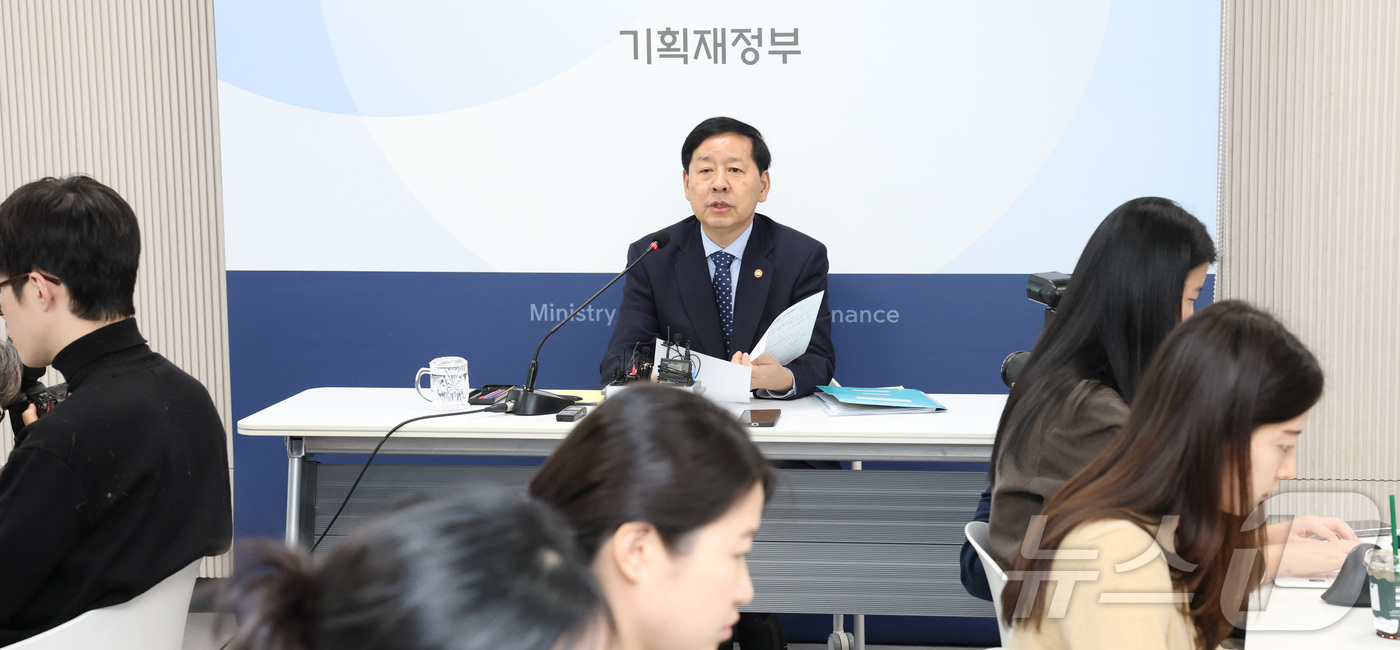 (세종=뉴스1) 김기남 기자 = 구윤철 경제부총리 겸 기획재정부 장관이 19일 세종시 정부세종청사에서 열린 출입기자단 감담회에서 취재진의 질문에 답하고 있다. 2025.11.19/ …