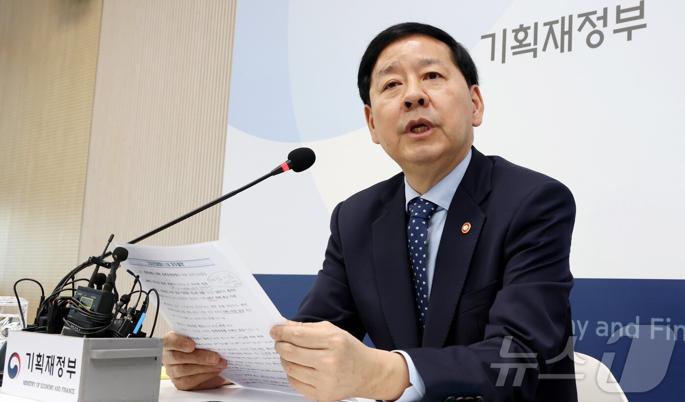 본문 이미지 - 구윤철 경제부총리 겸 기획재정부 장관이 19일 세종시 정부세종청사에서 열린 출입기자단 감담회에서 취재진의 질문에 답하고 있다. 2025.11.19/뉴스1 ⓒ News1 김기남 기자