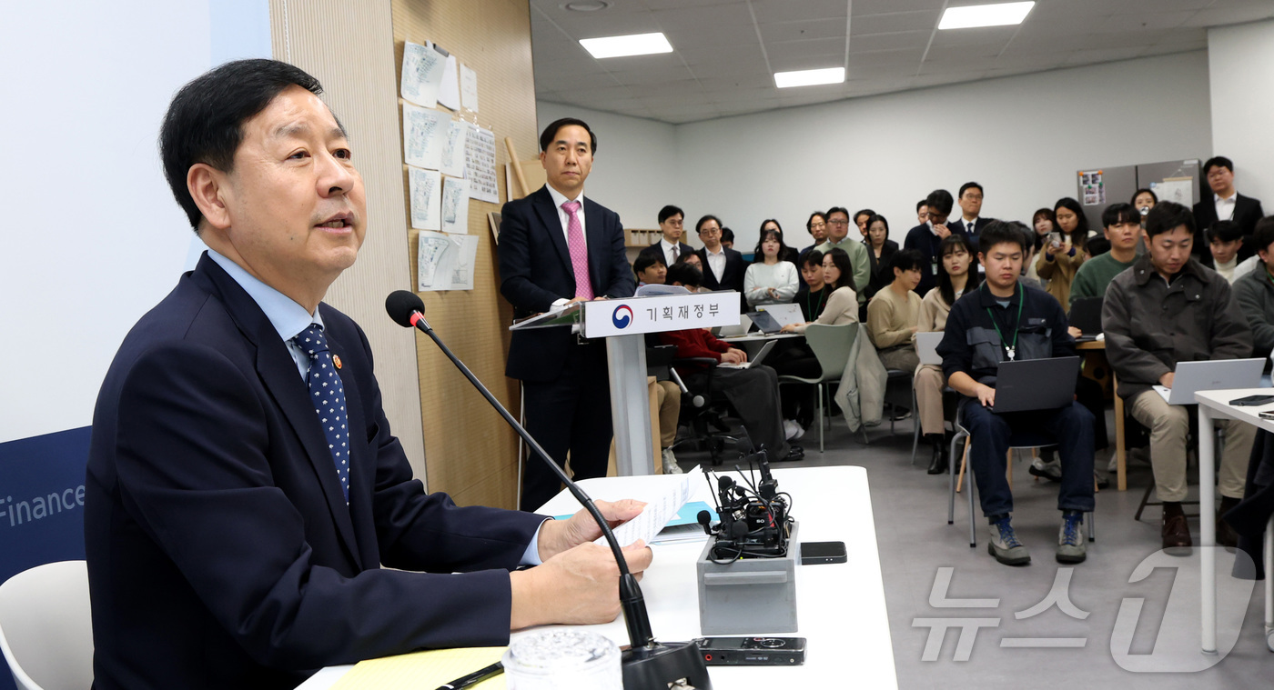 (세종=뉴스1) 김기남 기자 = 구윤철 경제부총리 겸 기획재정부 장관이 19일 세종시 정부세종청사에서 열린 출입기자단 감담회에서 취재진의 질문에 답하고 있다. 2025.11.19/ …