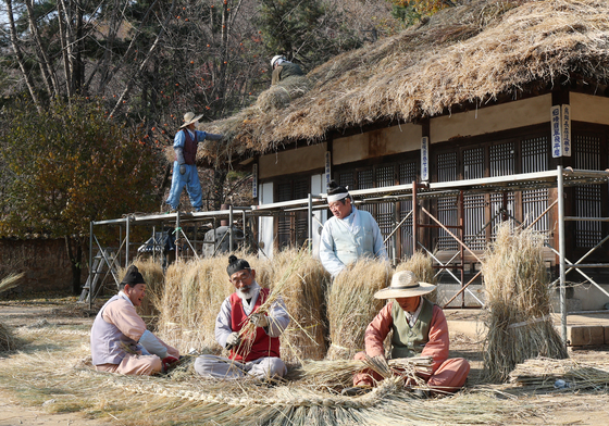 초가지붕 이엉 잇기 작업