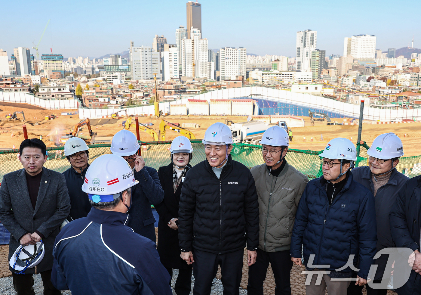 (서울=뉴스1) 김도우 기자 = 오세훈 서울시장이 19일 서울 동작구 노량진 재정비촉진지구 착공 현장을 둘러보고 있다. 2025.11.19/뉴스1