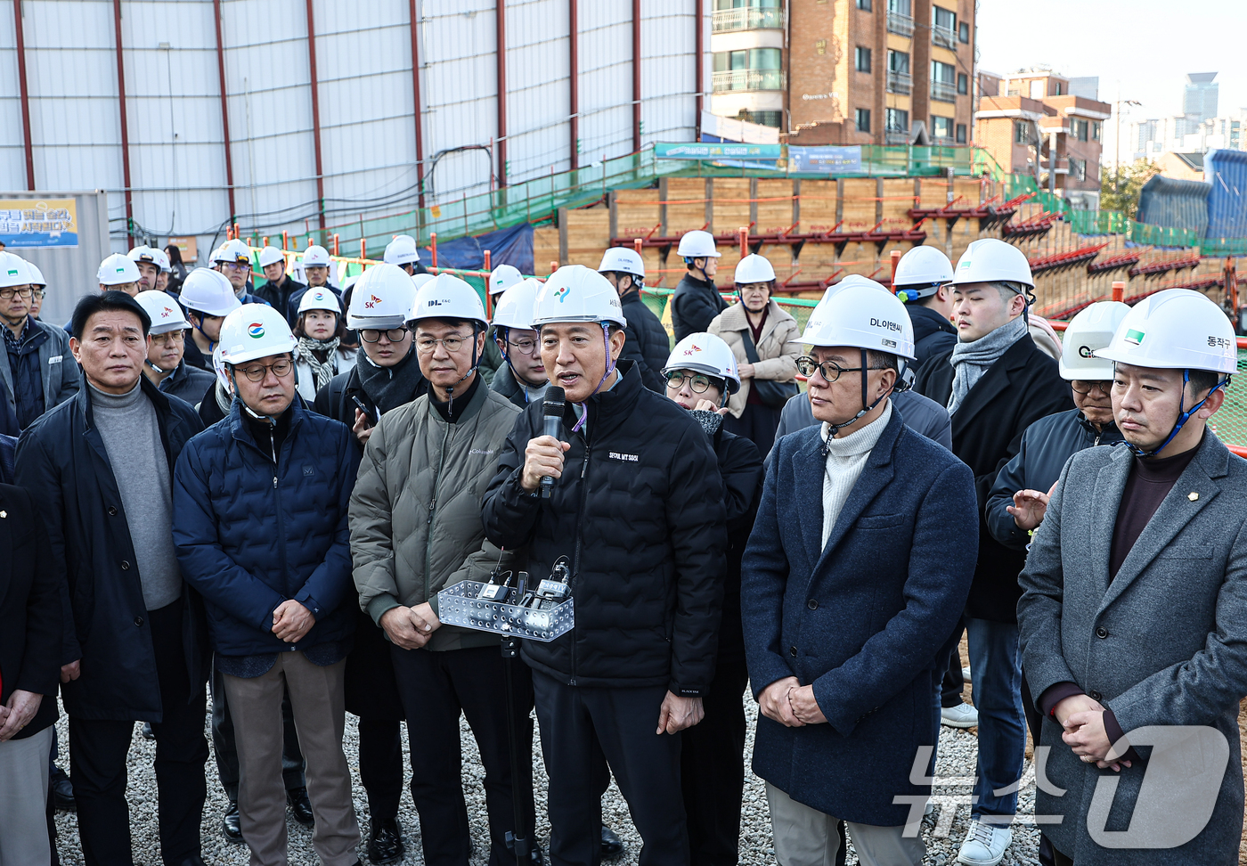 (서울=뉴스1) 김도우 기자 = 오세훈 서울시장이 19일 서울 동작구 노량진 재정비촉진지구 착공 현장에서 발언을 하고 있다. 2025.11.19/뉴스1