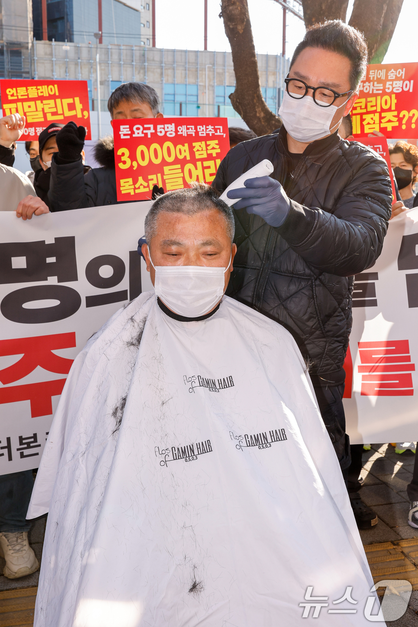 (서울=뉴스1) 안은나 기자 = 더본코리아 산하 홍콩반점 점주 모기범 씨가 19일 오후 서울 서초구 전국가맹점주협의회 앞에서 열린 '전가협의 사실 왜곡 및 여론몰이 중단 촉구 기자 …