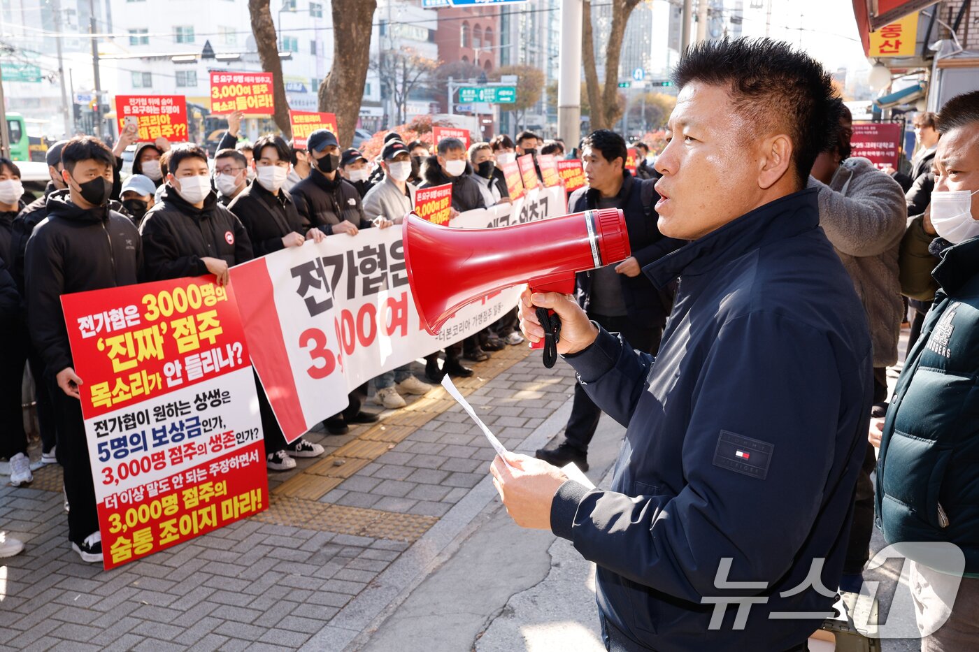 본문 이미지 - 김주일 더본코리아 홍콩반점 점주협의회 회장이 19일 오후 서울 서초구 전국가맹점주협의회 앞에서 열린 &#39;전가협의 사실 왜곡 및 여론몰이 중단 촉구 기자회견&#39;에서 성명서를 낭독하고 있다. 더본코리아 점주들과 예산상설시장 상인들은 전가협이 일부 유튜버의 허위 정보를 기반으로 본사와 가맹점 사이 분쟁을 확대하고 시장 상인들의 매출과 방문객 수에 악영향을 미치고 있다고 밝혔다. 2025.11.19/뉴스1 ⓒ News1 안은나 기자