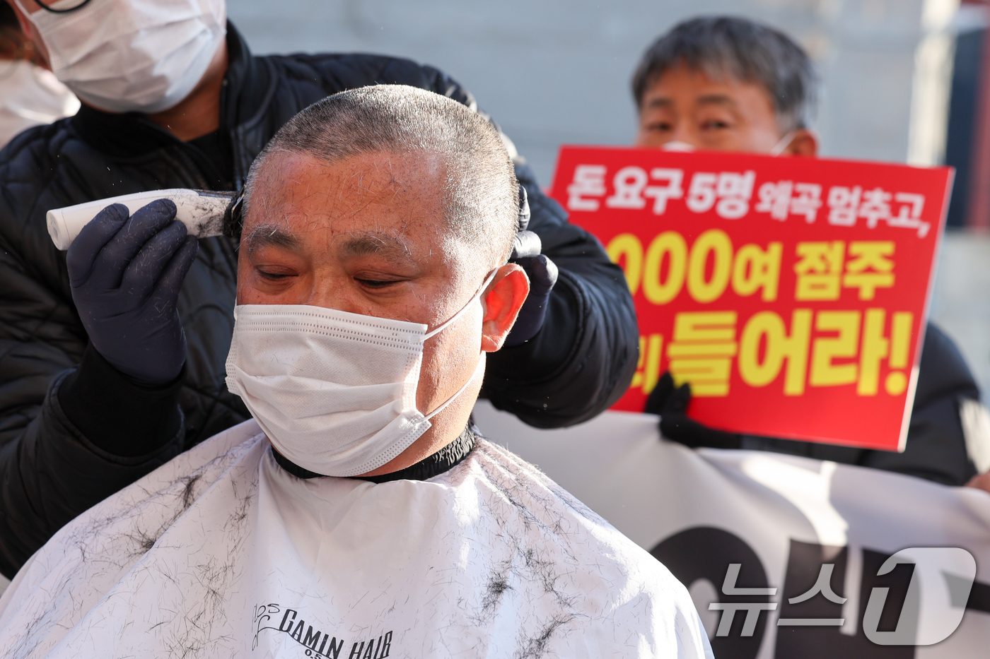 (서울=뉴스1) 안은나 기자 = 더본코리아 산하 홍콩반점 점주 모기범 씨가 19일 오후 서울 서초구 전국가맹점주협의회 앞에서 열린 '전가협의 사실 왜곡 및 여론몰이 중단 촉구 기자 …